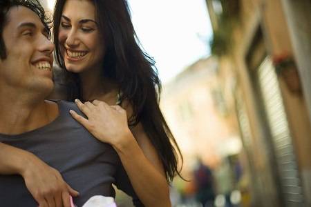 同学的女友给他戴了绿帽,我要不要告诉他