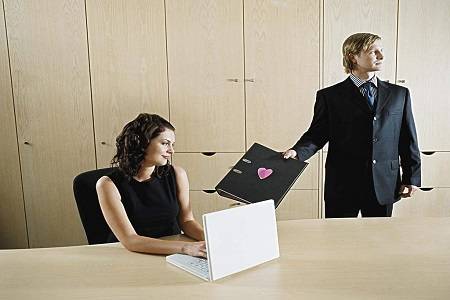 面对老公手底下已婚女员工的挑衅,我该怎么处理