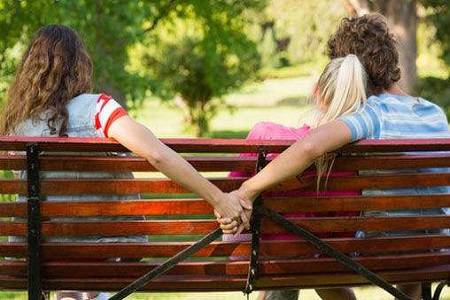 男友向我提出结婚的想法,希望我能接受她前女友的存在