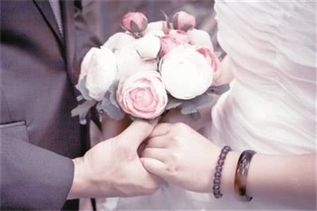 1553070718527187.jpg 2女孩们不要着急结婚,幸福和爱才是婚姻前提.jpg