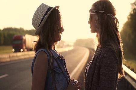 即便朋友关系再铁,也不要掺和人家的感情事