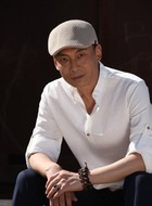 郑铁岗（杨猛饰演）