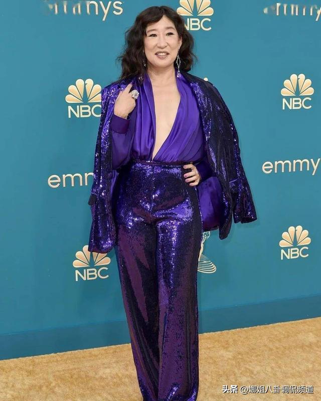 国际艾美奖电视剧评分标准（盘点2022年美国艾米奖的经典瞬间和绝美红毯造型）(17)
