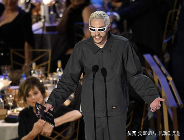 国际艾美奖电视剧评分标准（盘点2022年美国艾米奖的经典瞬间和绝美红毯造型）(8)