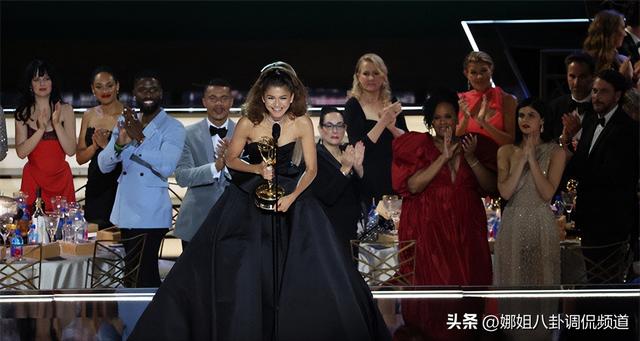 国际艾美奖电视剧评分标准（盘点2022年美国艾米奖的经典瞬间和绝美红毯造型）(2)