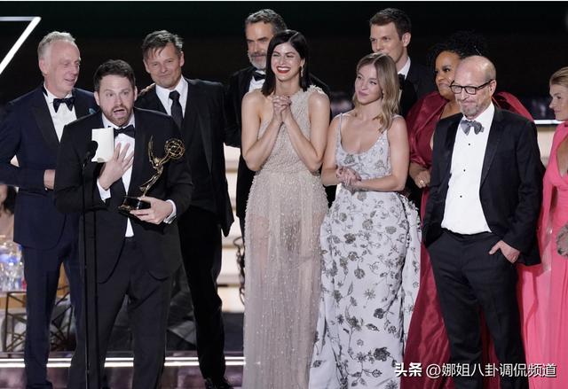 国际艾美奖电视剧评分标准（盘点2022年美国艾米奖的经典瞬间和绝美红毯造型）(4)