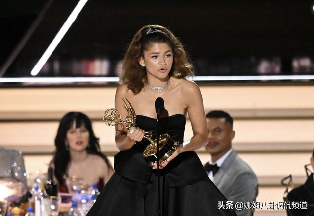国际艾美奖电视剧评分标准（盘点2022年美国艾米奖的经典瞬间和绝美红毯造型）(5)