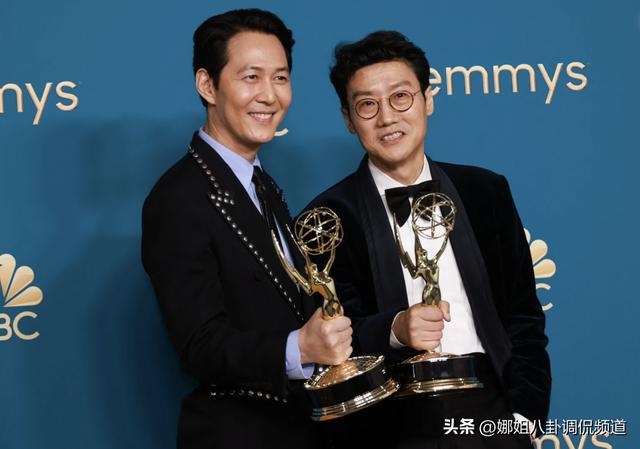 国际艾美奖电视剧评分标准（盘点2022年美国艾米奖的经典瞬间和绝美红毯造型）(11)