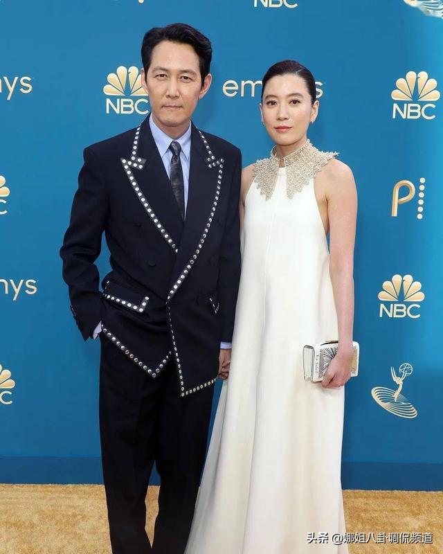国际艾美奖电视剧评分标准（盘点2022年美国艾米奖的经典瞬间和绝美红毯造型）(20)