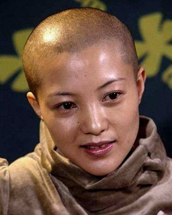 谢雨欣:17岁匆匆嫁人,25岁三登春晚,深爱男友却不知真名