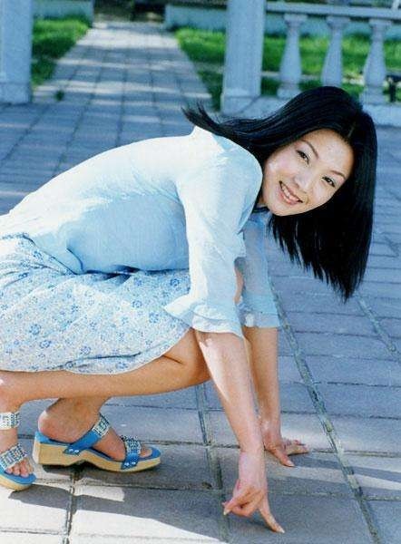 谢雨欣:17岁匆匆嫁人,25岁三登春晚,深爱男友却不知真名