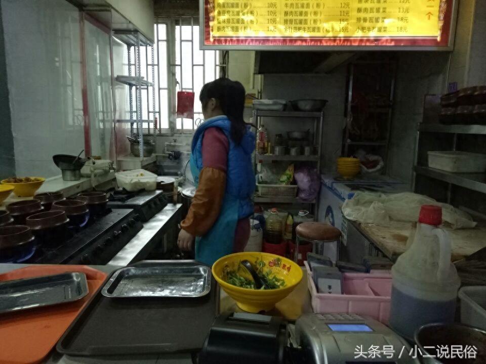 瓦罐面谁吃过?农村姑娘一人开瓦罐面店,生意好回头客多