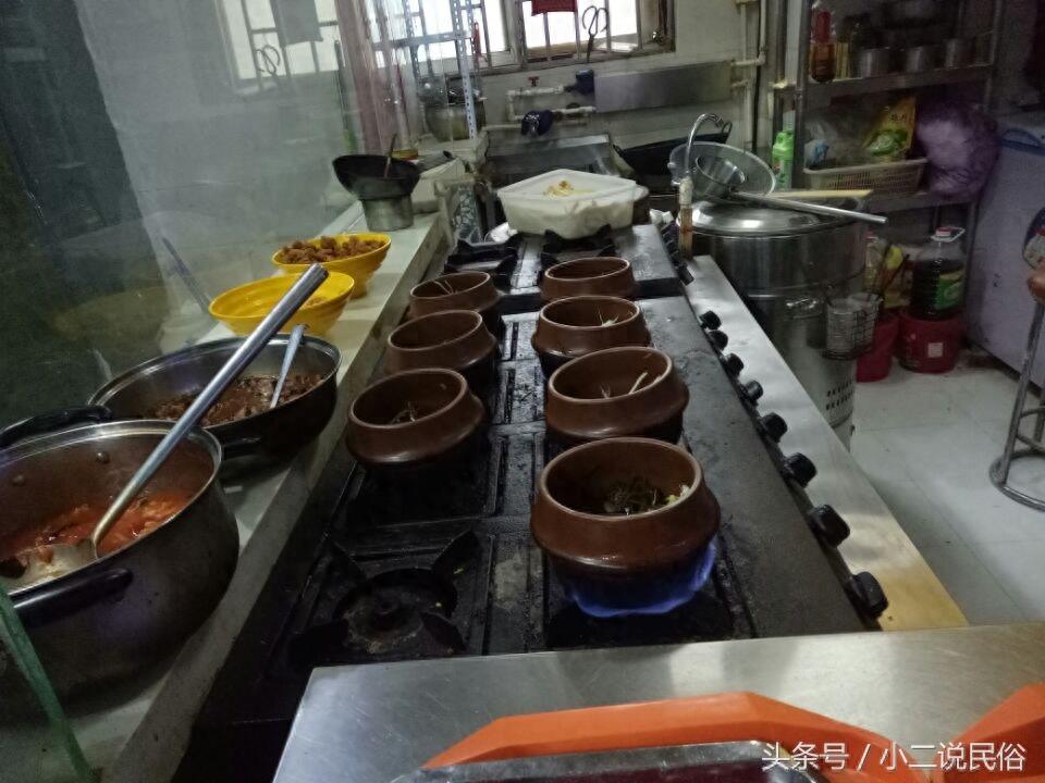 瓦罐面谁吃过?农村姑娘一人开瓦罐面店,生意好回头客多