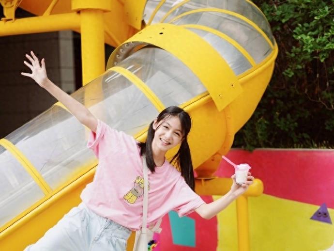 双马尾女孩张籽沐剪短发了,另一种风格,你喜欢长发还是短发的她