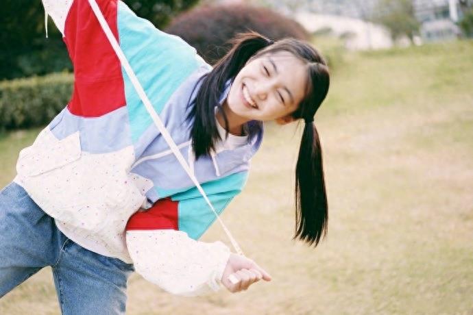 双马尾女孩张籽沐剪短发了,另一种风格,你喜欢长发还是短发的她