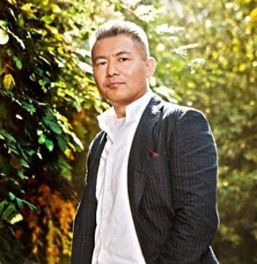 那英50岁富豪老公孟桐近照曝光，背景神秘身家巨富却低调无比！