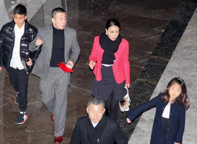 那英50岁富豪老公孟桐近照曝光，背景神秘身家巨富却低调无比！