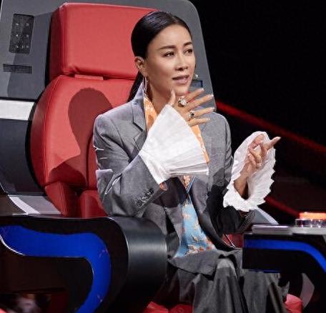 那英50岁富豪老公孟桐近照曝光，背景神秘身家巨富却低调无比！