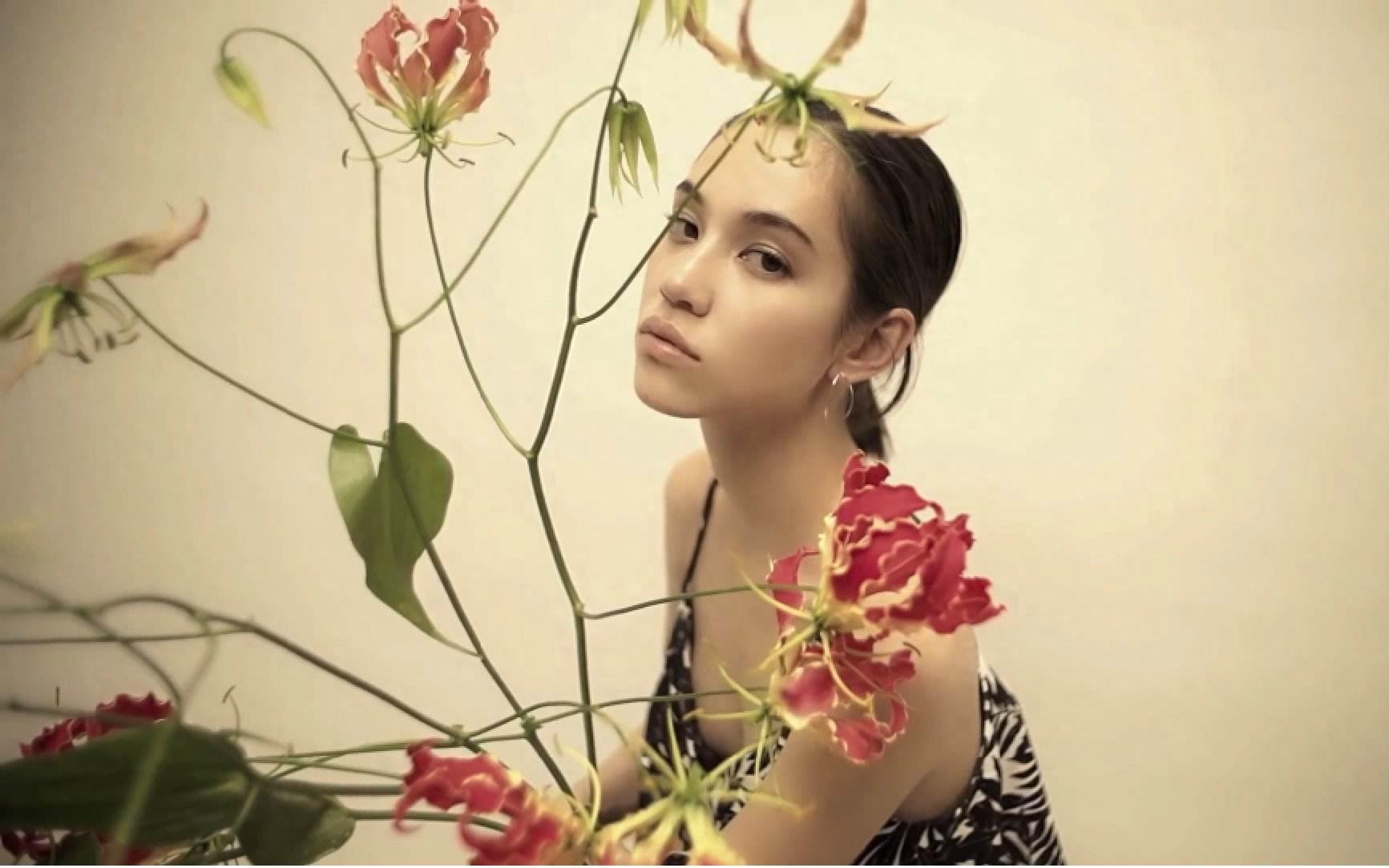 原来她就是《挪威的森林》的绿子，混血面孔太洋气了