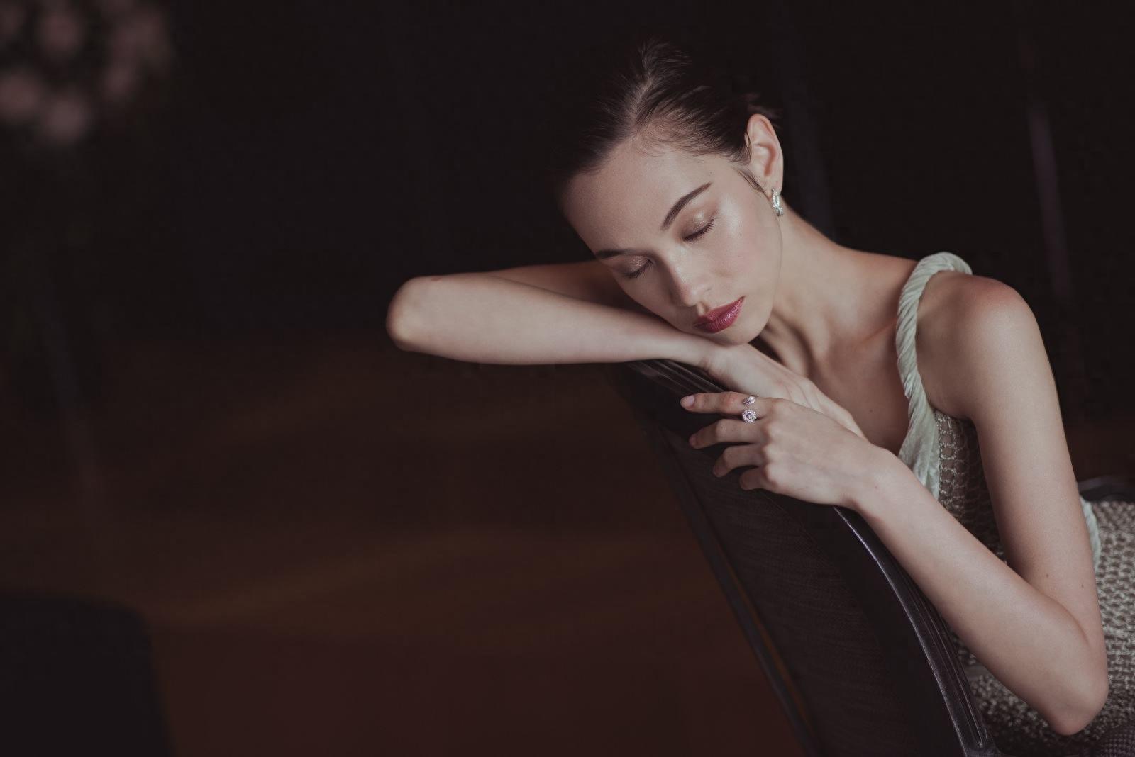 原来她就是《挪威的森林》的绿子，混血面孔太洋气了