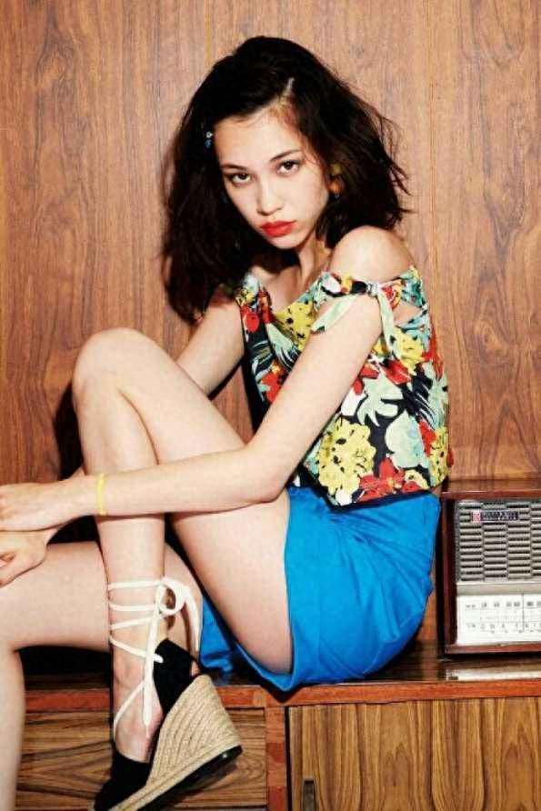 原来她就是《挪威的森林》的绿子，混血面孔太洋气了