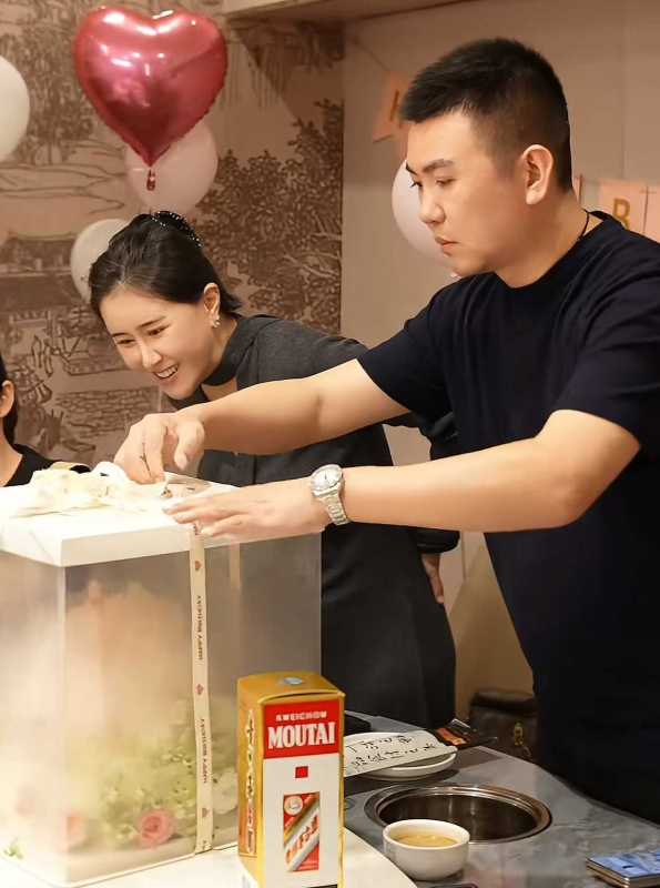 香港过气艳星张暖雅真的好幸福