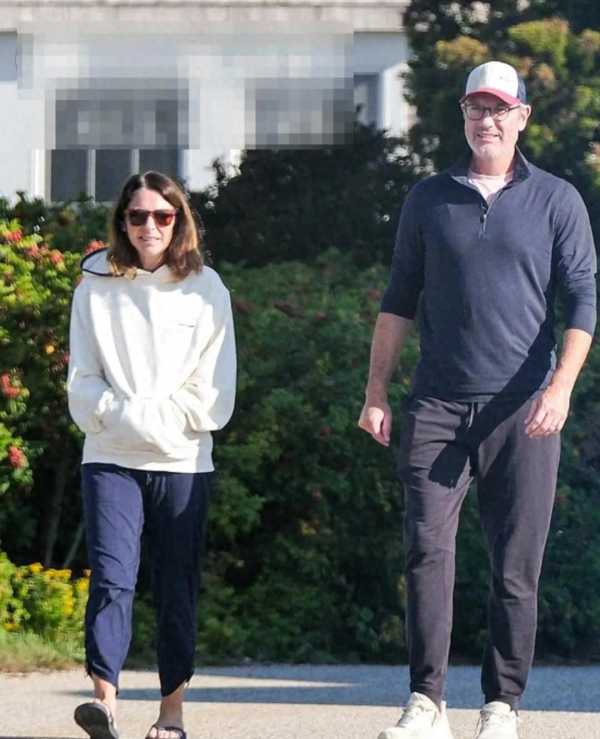 演唱会出轨门男主戴婚戒与妻散步