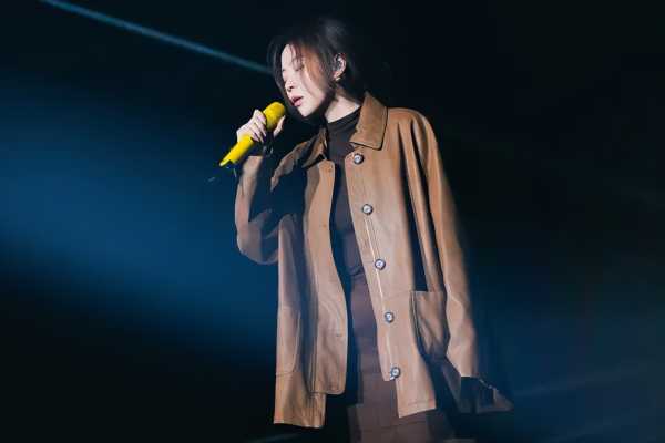 张靓颖回应摔下2米高舞台!放心,我没事