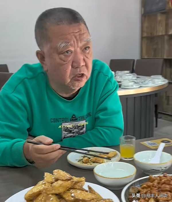 孟凡贵身体状况惹担忧!出行坐自动轮椅