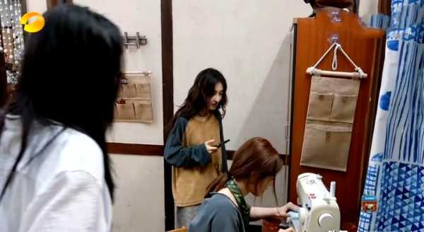 杨超越用缝纫机哇声一片!张子枫:教会我再走