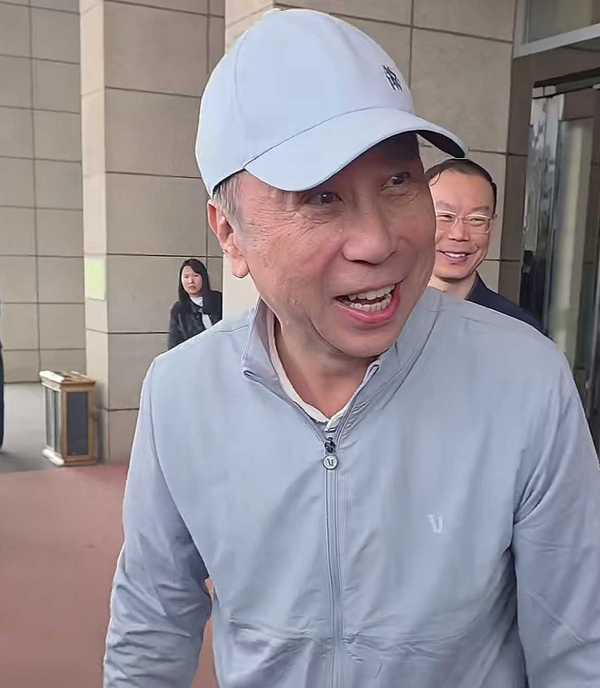 冯巩这么大的官，为什么还频繁走穴捞金呢？