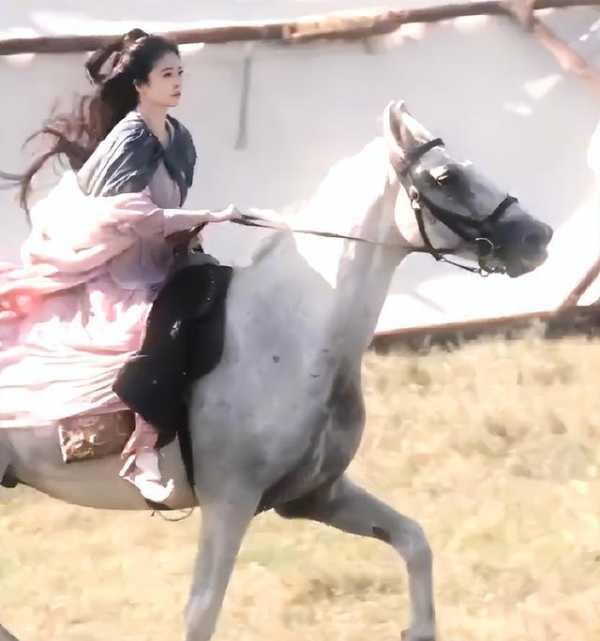 白鹿莫离杀青路透!素衣披发太温柔