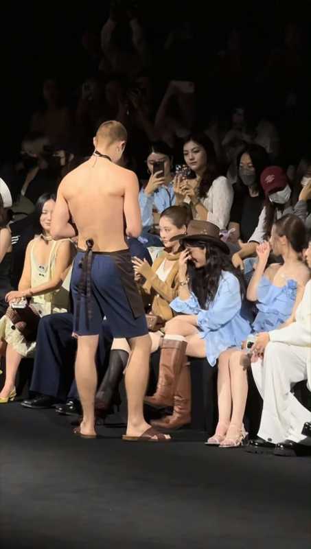 沈月与半裸男模对视捂脸低头笑