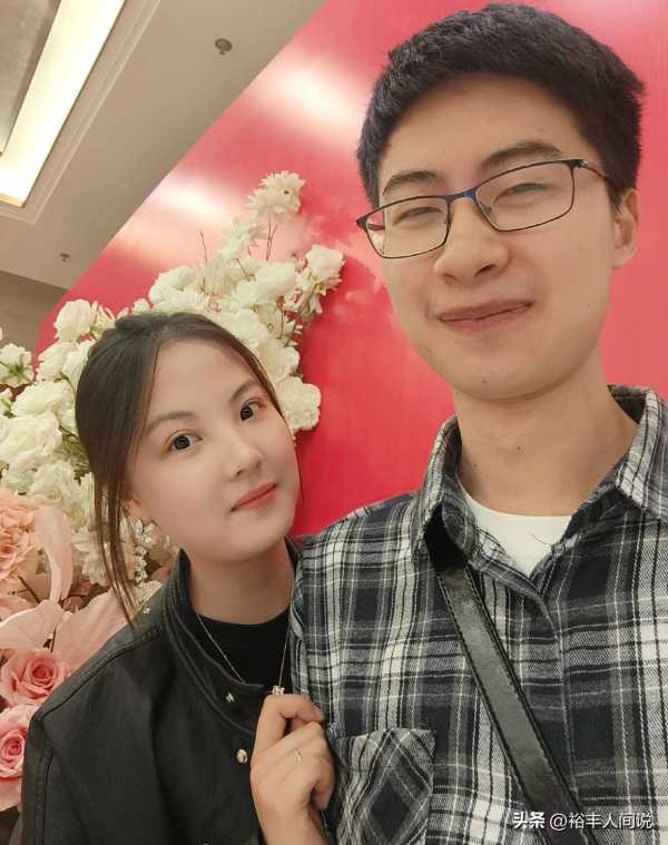 庞众望回老家与女友领结婚证!深情对望好恩爱