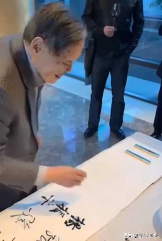 杨振宁103岁生日现场,称翁帆为“达令”