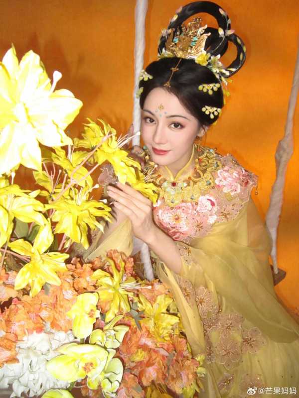 迪丽热巴嫦娥造型像神女下凡