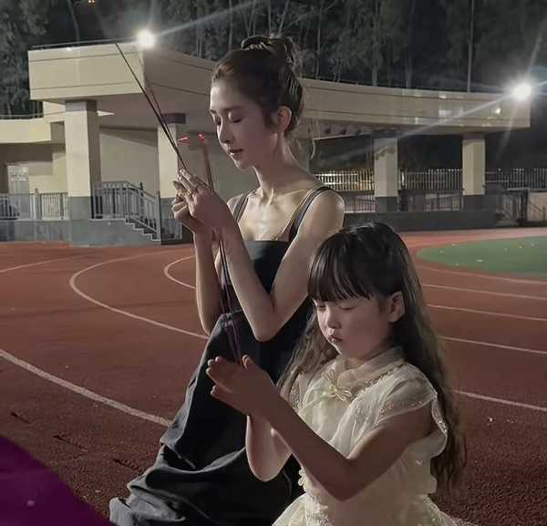 卓仕琳与姐姐大卓卓留在老家惠州陪伴父母过节