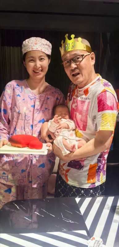 8岁歌手光头李进与小25岁妻子生子"