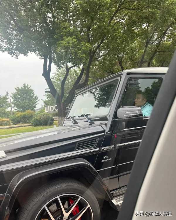 文章开大G被偶遇 姚笛疑坐副驾