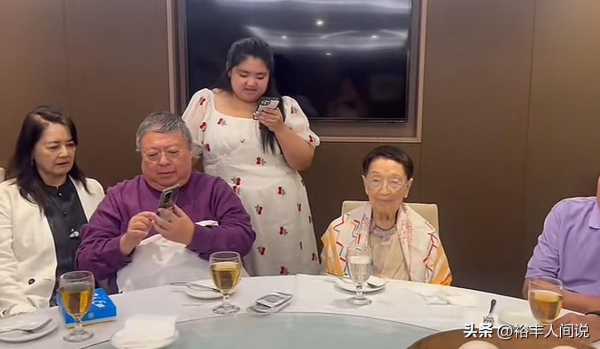 胡慧中为婆婆庆101岁寿辰!女儿穿裙子近200磅