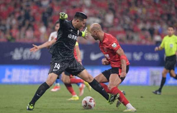 妻子再回应王大雷扔袖标事件